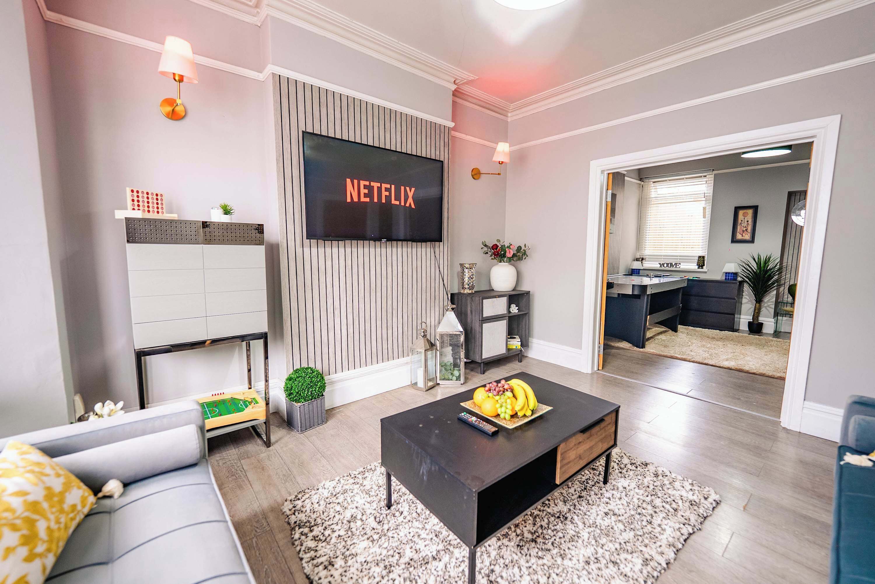 Televisio, pöytäjalkapallopöytä, työhuone