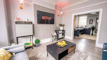 Televisio, pöytäjalkapallopöytä, työhuone