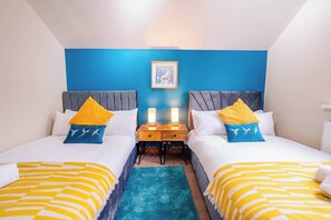 Room - 3BR 2Bath Home with Hot Tub, Games Room By Stadium with Fast WiFi & Free Parking (Cardiff)