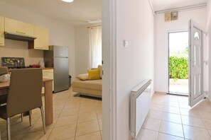 Eine Küche mit Herd, Kühlschrank und Essbereich.