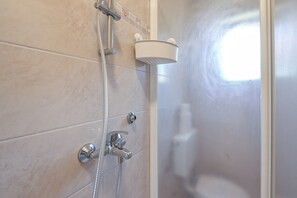 Shower, hair dryer, towels, soap - Apartments Ena for 9 in the City Center with Garden (Novalja)