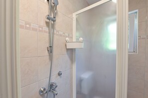 Shower, hair dryer, towels, soap - Apartments Ena for 9 in the City Center with Garden (Novalja)
