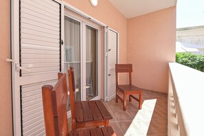 Terrace/patio - Apartments Ena for 9 in the City Center with Garden (Novalja)