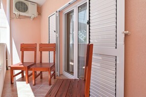 Terrace/patio - Apartments Ena for 9 in the City Center with Garden (Novalja)