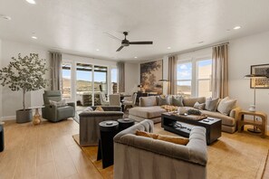TV, video games, ping pong, books - Isle Be Back: Private Hot Tub + Rec Center Passes! (Washington)