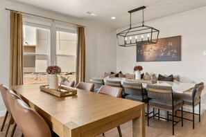 Dining - Isle Be Back: Private Hot Tub + Rec Center Passes! (Washington)