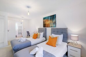 Room - Bicester Village 6 Bedroom 3.5 Bathroom House (Bicester)