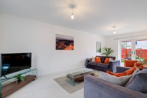 Living area - Bicester Village 6 Bedroom 3.5 Bathroom House (Bicester)