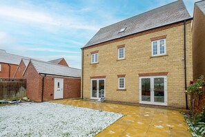 Exterior - Bicester Village 6 Bedroom 3.5 Bathroom House (Bicester)