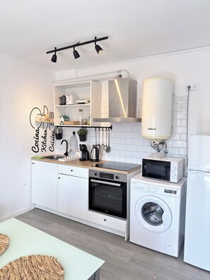 Kühlschrank, Mikrowelle, Ofen, Wasserkocher mit Kaffee-/Teezubehör