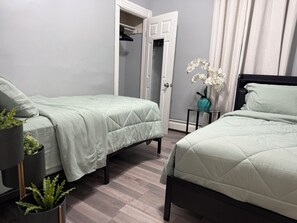 3 bedrooms, iron/ironing board, WiFi, bed sheets