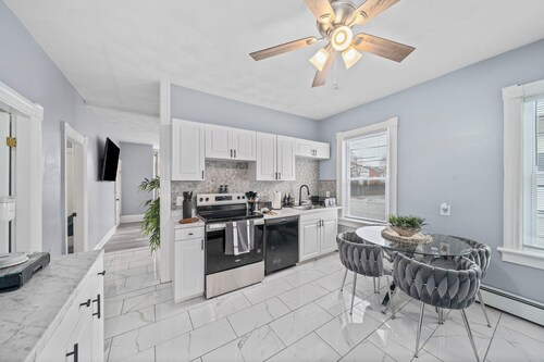 Spacious 3BR Luxury Flat Private Parking & Gated Patio Yard