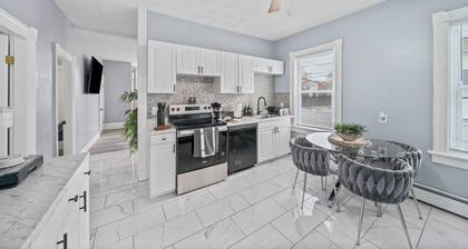 Spacious 3BR Luxury Flat Private Parking & Gated Patio Yard