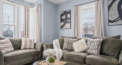 Spacious 3BR Luxury Flat Private Parking & Gated Patio Yard
