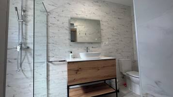 Een haardroger, handdoeken, zeep, toiletpapier