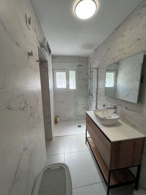 Een haardroger, handdoeken, zeep, toiletpapier