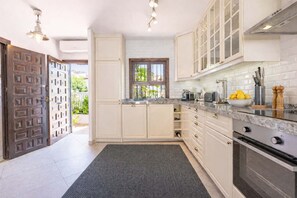 Mikrowelle, Geschirrspüler, Wasserkocher mit Kaffee-/Teezubehör