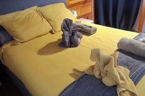 2 bedrooms, iron/ironing board, bed sheets