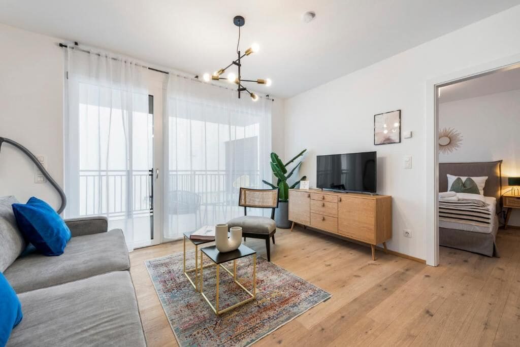 Superior-Apartment, Balkon, Blick auf den Innenhof | Wohnbereich | Flachbildfernseher