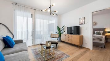 Superior-Apartment, Balkon, Blick auf den Innenhof | Wohnbereich | Flachbildfernseher