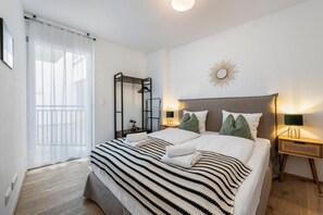 Apartamento superior, balcón, vistas al patio | Tabla de planchar con plancha y wifi gratis