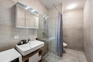 Superior Apartment, Balcony, Courtyard View | Bathroom - Vienna Hills Living (Vienna)