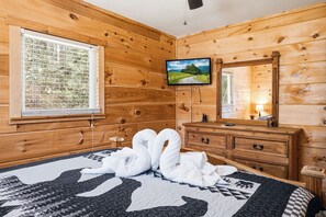 3 bedrooms, iron/ironing board, free WiFi, bed sheets - New Listing, Cozy and Rustic, Firepit, Wood Fireplace, and Free Attractions! (Gatlinburg)
