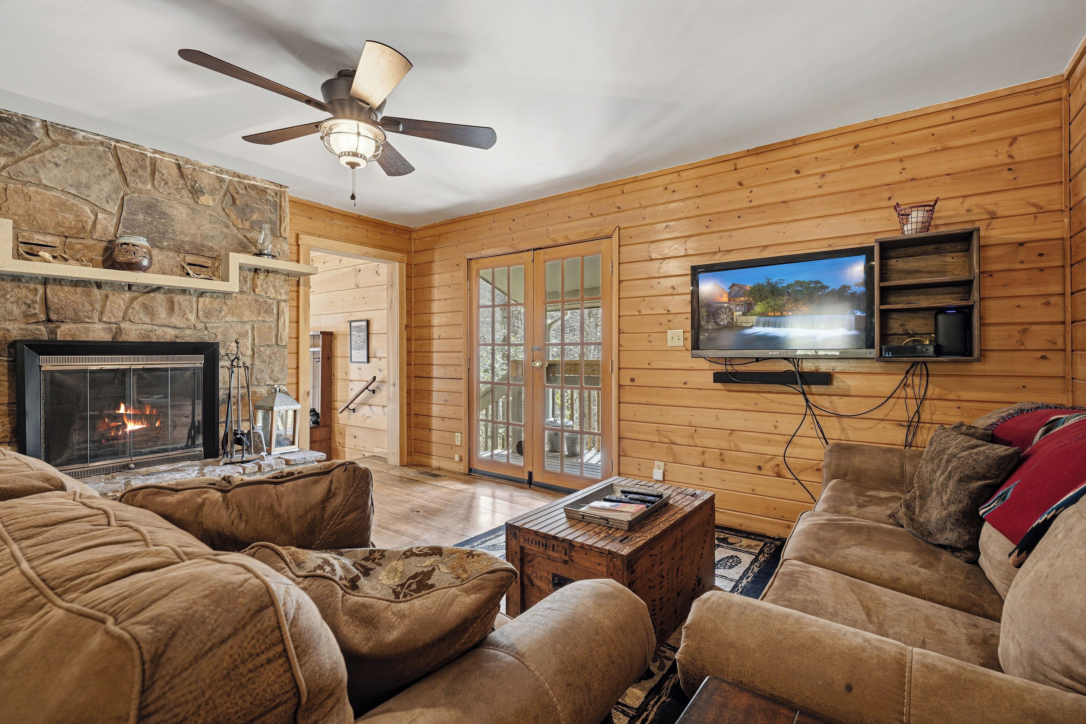 New Listing, Cozy And Rustic, Firepit, Hot Tub, And Free Attractions! - Gatlinburg, TN