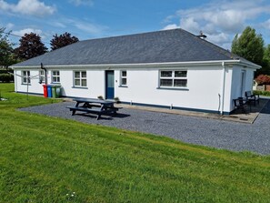 Outdoor dining - Mitchelstown  - Spacious 4 Bed/2 Ens. Bungalow Close to all Amenities (Co.Cork)