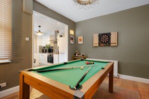 Games room - 2BR Cozy Retreat - Pool Table - Wifi - Sleeps 7 (Clayton)