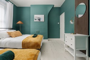 Une chambre à coucher avec un lit, une table de chevet et une commode.