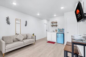 TV - Peaceful Canyon Lake Getaway | Modern 1BR Retreat with Shared Scenic Areas (Canyon Lake)