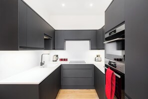 Private kitchen - Modern 4-Bedroom Townhouse with Parking in Birmingham England, Jewellery Quarter (Birmingham)