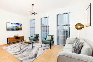 Living area - Modern 4-Bedroom Townhouse with Parking in Birmingham England, Jewellery Quarter (Birmingham)