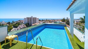 A rooftop pool with a clear view of the ocean and surrounding buildings. - Verano Azul 96 Casa Monica by Casasol (Nerja)