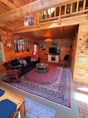 Living area - Hoel Pond Hideaway@Saranac Inn (Saranac Lake)