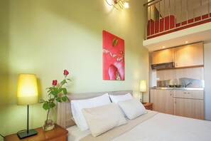 Deluxe Triple Room Maisonette | Ilmaiset vauvansängyt, ilmainen Wi-Fi, vuodevaatteet