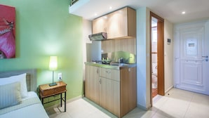 Deluxe Triple Room Maisonette | ครัวขนาดเล็กส่วนตัว | ตู้เย็นเล็ก, เครื่องครัว/จาน/ช้อนส้อม