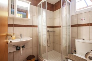 Deluxe Triple Room Maisonette | Salle de bain | Douche, séchoir à cheveux, serviettes fournies, papier de toilette