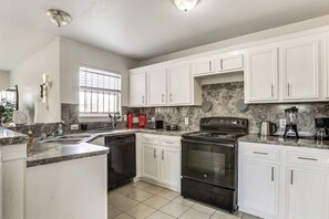 Interior - Ideal Location 4 Mi to Med Center! Houston Duplex (Houston)