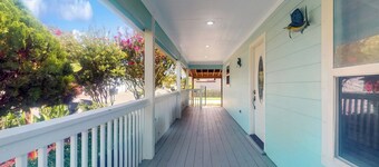 3BR Coastal Home w/ Coastal Design- Steps to Sand