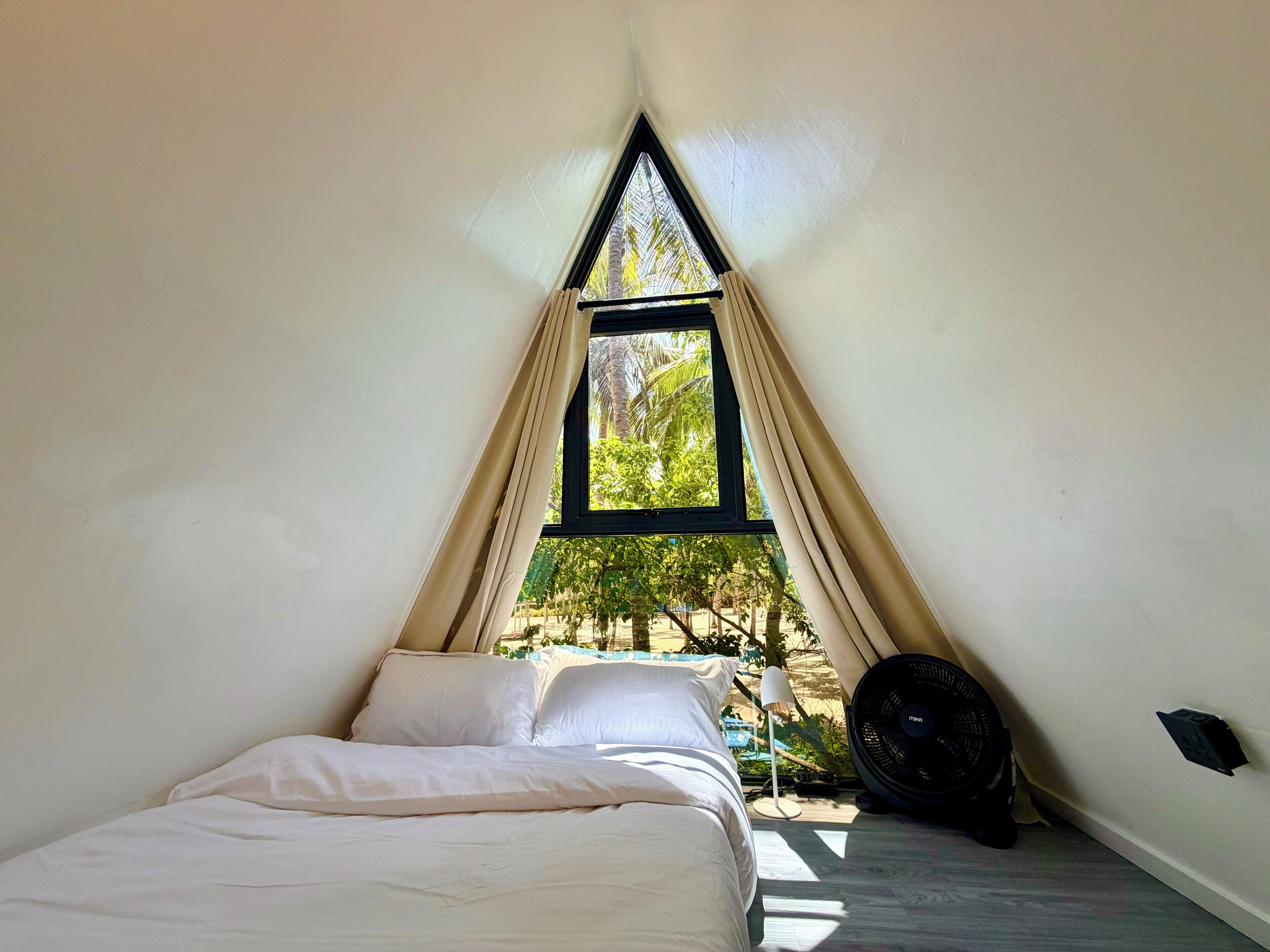 Deluxe driepersoonskamer, gedeeltelijk uitzicht op zee