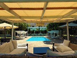 Una piscina al aire libre