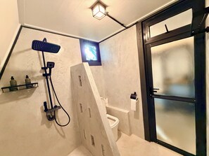 Deluxe driepersoonskamer, gedeeltelijk uitzicht op zee | Badkamer