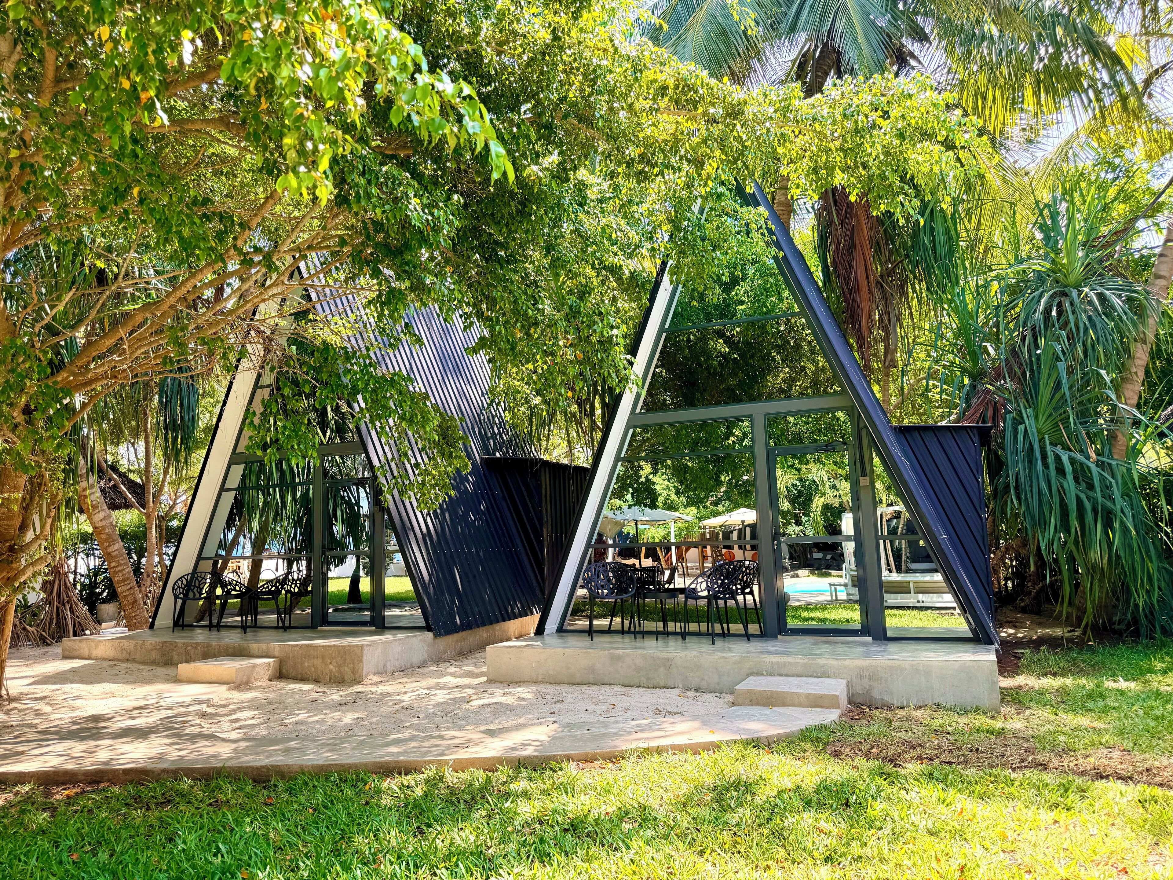 Kolmen hengen deluxe-huone, osittainen merinäköala | Terassi/patio