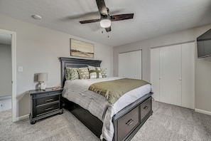 Interior - 5 Mi to Lost River Cave! Couples Adventure Hub (Bowling Green)