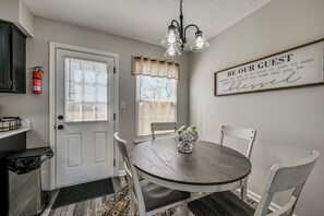 Apartment (2 Bedrooms) | Interior - 5 Mi to Cave Tour! Couples Adventure Hub (Bowling Green)