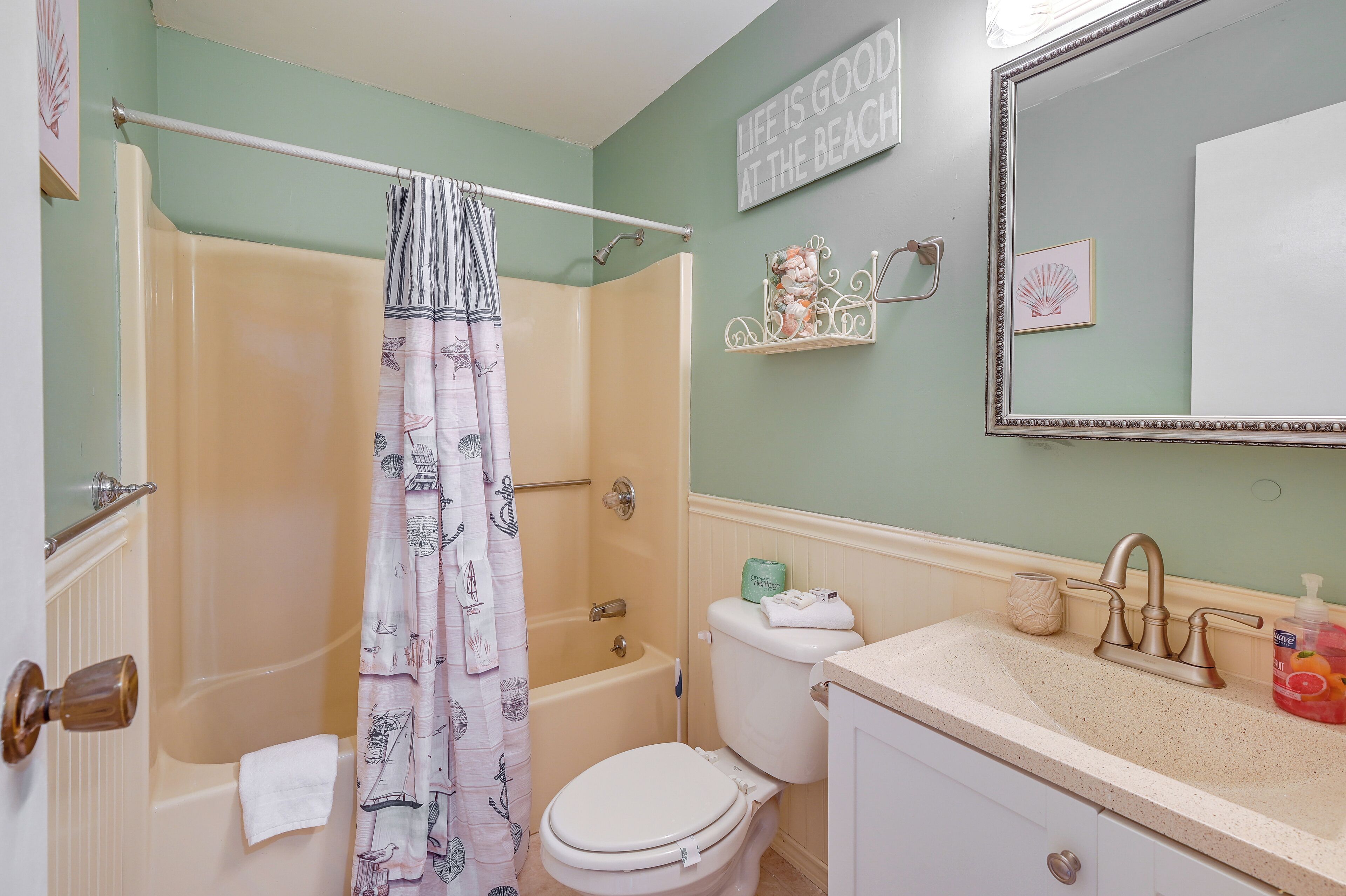 Un baño con bañera, inodoro y lavabo.
