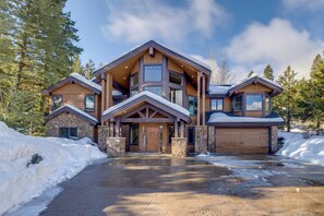 Interior - Ski-in/ski-out! Mtn-view Donnelly Home w/ Hot Tub (Donnelly)