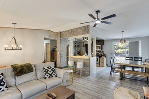 Interior - 6 Mi to Dtwn Toledo! Family-friendly Haven w/ Deck (Toledo)